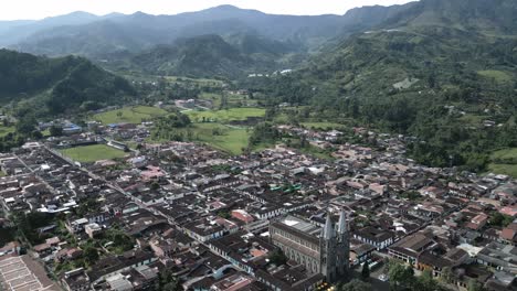 drone aéreo sobre jardin iglesia basílica de la