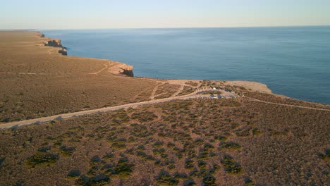 Toma-Aérea-Panorámica-De-Los-Acantilados-De-Bunda-En-Una-Tarde-De-Verano-En-Nullarbor,-Australia-Del-Sur