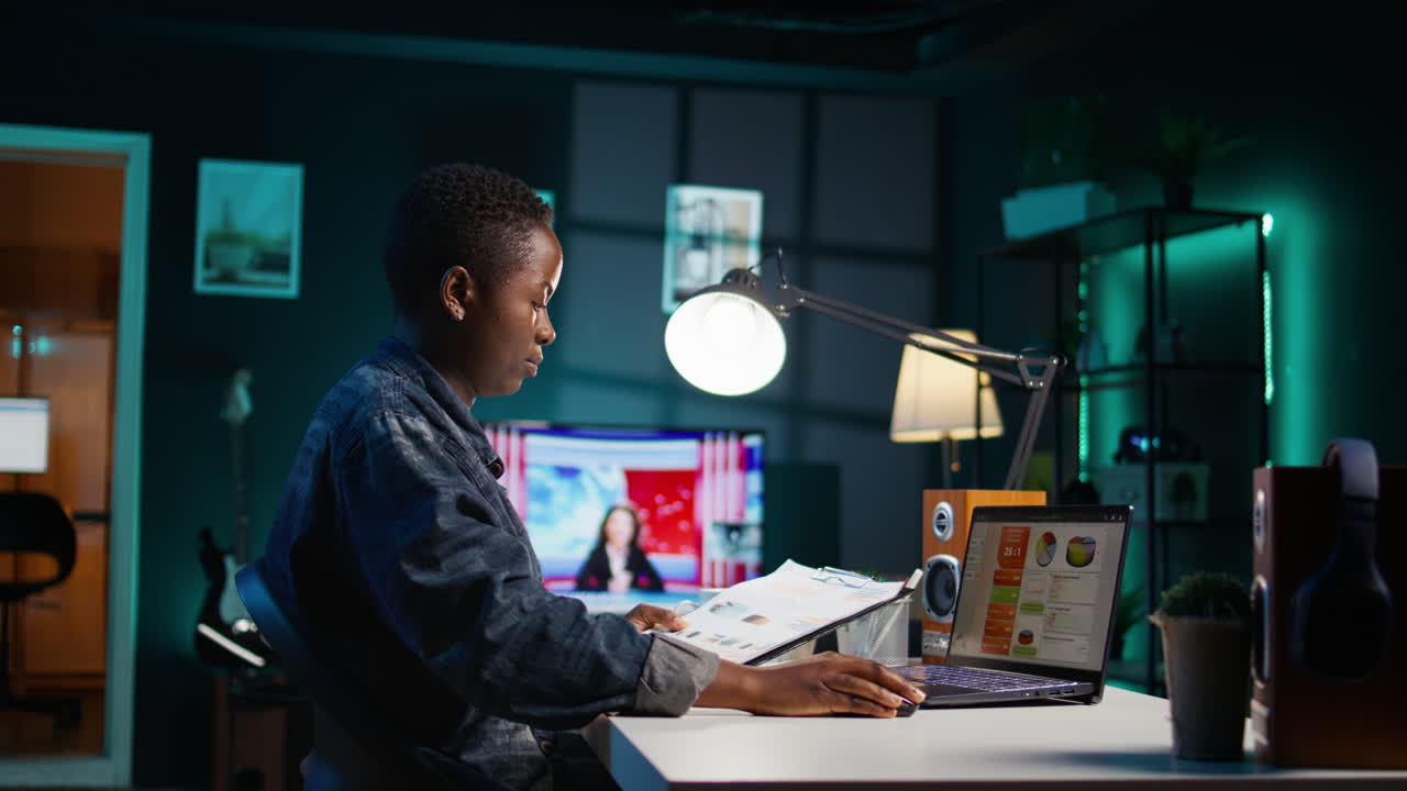 donna che lavora a tarda notte sul portatile