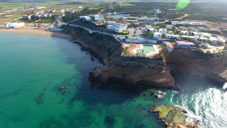 Luftaufnahme-Per-Drohne-Von-Einer-Klippe-Mit-Blick-Auf-Das-Meer-In-Ain-Témouchent,-Algerien