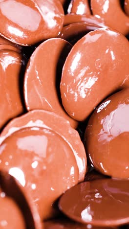 discos de chocolate brillantes moviéndose en una pila