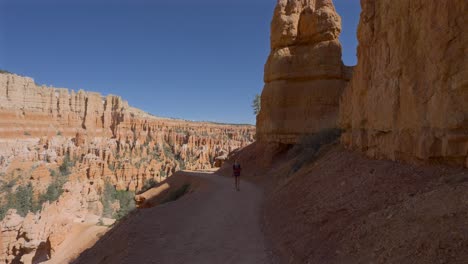 Junges-Mädchen-Zu-Fuß-Auf-Einem-Pfad-Im-Bryce-Canyon,-Utah