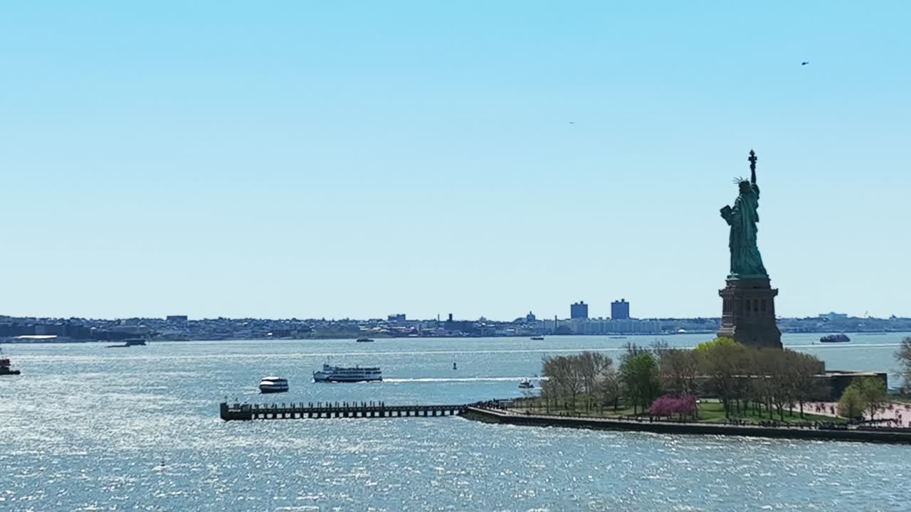 뉴욕의 자유의 여신상  ⁇ 에 관광객과 함께 크루즈 보트를 보여주는 공중 파노라마