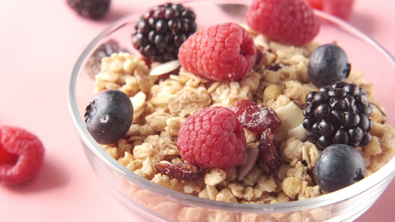 Granola sana con frutti di bosco