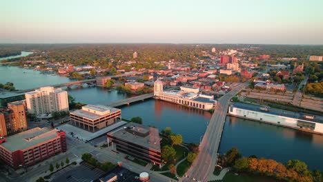 Weite,-Bezaubernde-Luftaufnahme-Des-Sonnenuntergangs-über-Die-Innenstadt-Von-Rockford,-Illinois-Im-Sommer