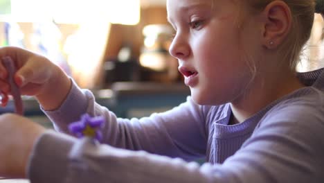 imágenes de cerca de una niña de cinco años jugando con arcilla en la cocina de la casa en la que vive.