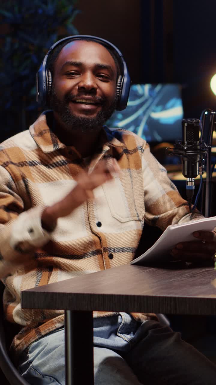 Glad indholdsskaber af vertikal video bruger professionelt audioudstyr og interviewer en person