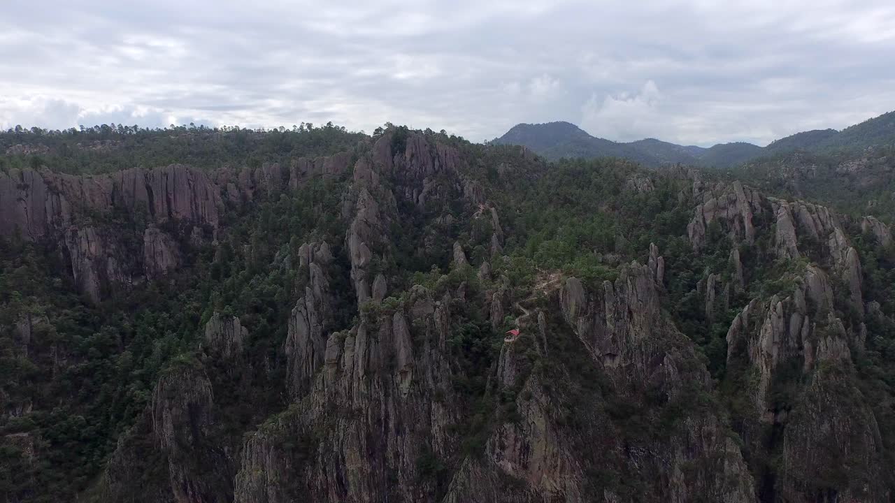 toma aérea de la carretera turística y mirador panorámico en las formaciones rocosas del nacional basaseachi, cañón candamena, chihuahua