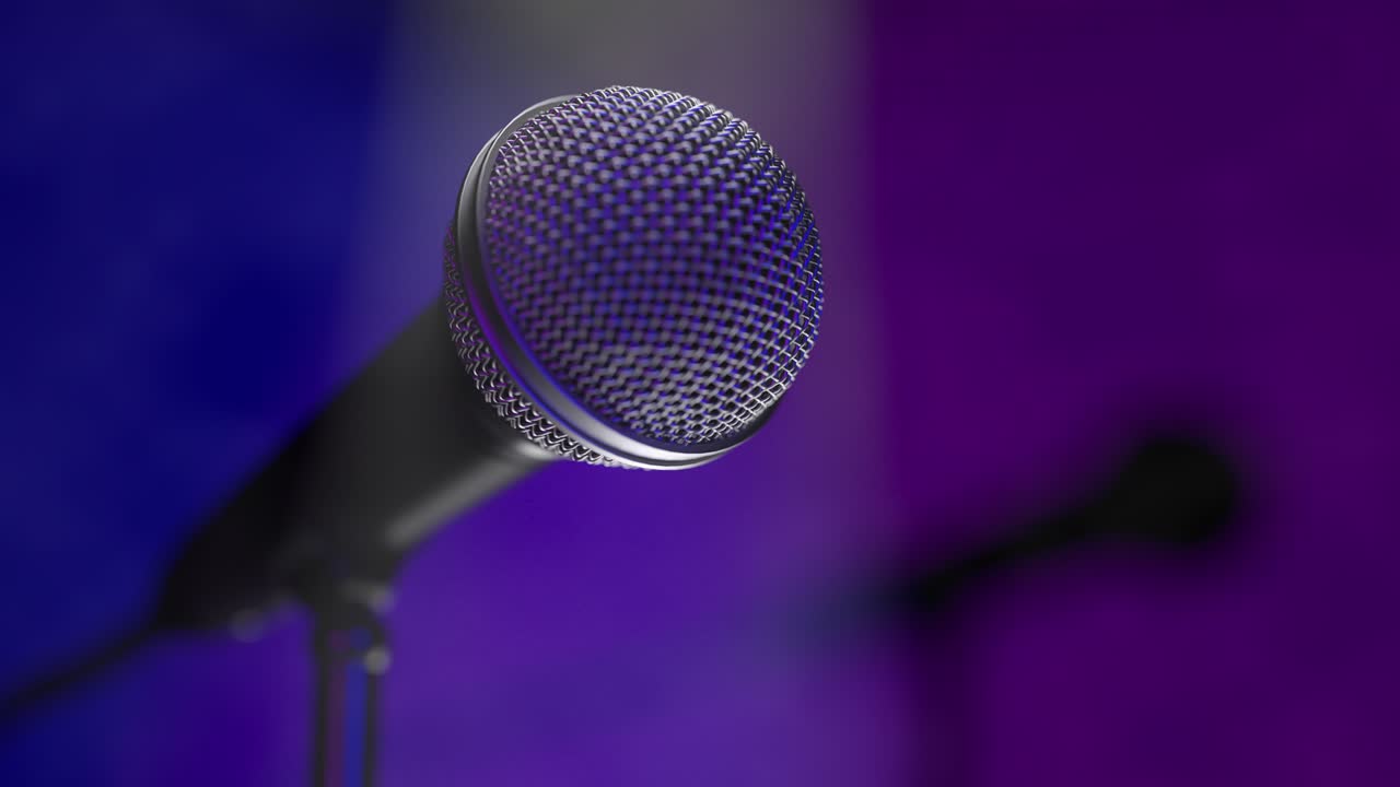 micrófono de concierto aislado en primer plano en un escenario vacío para la actuación del artista