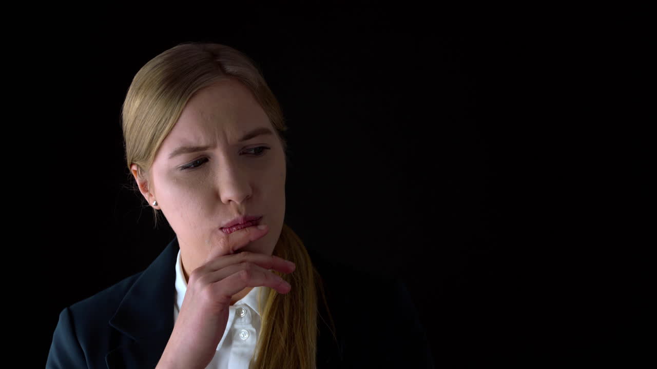 toma de retrato de una mujer de negocios reflexiva que piensa en el estudio con pantalla negra