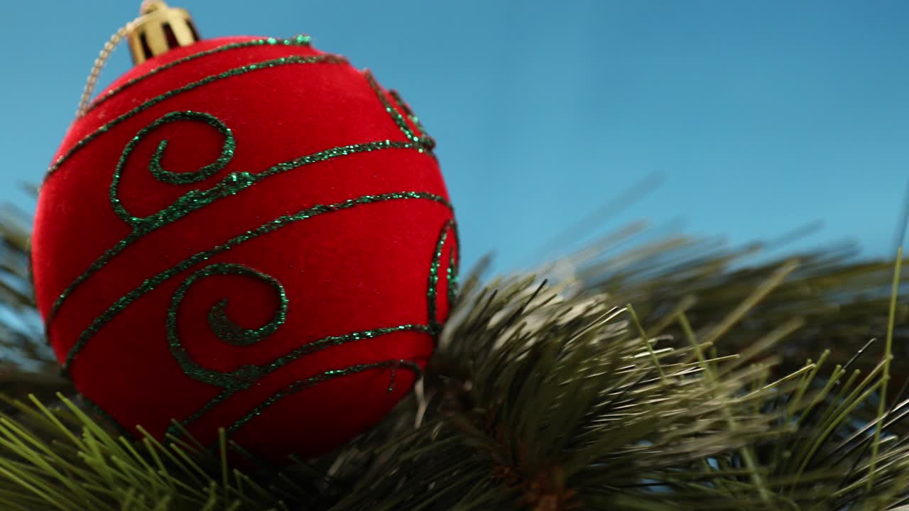 bola de navidad girando en el fondo de la pantalla azul 9