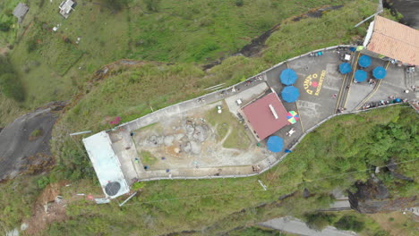 vista de arriba hacia abajo en el peñol big rock en colombia - toma aérea de drones