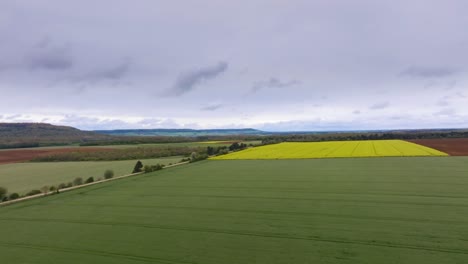 Drone-Disparó-Sobre-Una-Carretera-Y-Campos-Cultivados