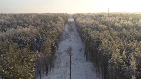 Antena:-Volando-Por-Encima-De-Las-Líneas-De-Cable-De-Electricidad-En-Un-Frío-Día-De-Invierno