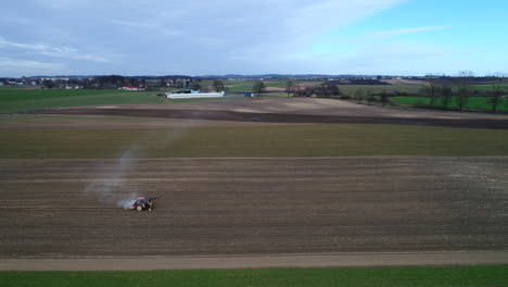 Pequeño-Tractor-Trabaja-En-La-Granja