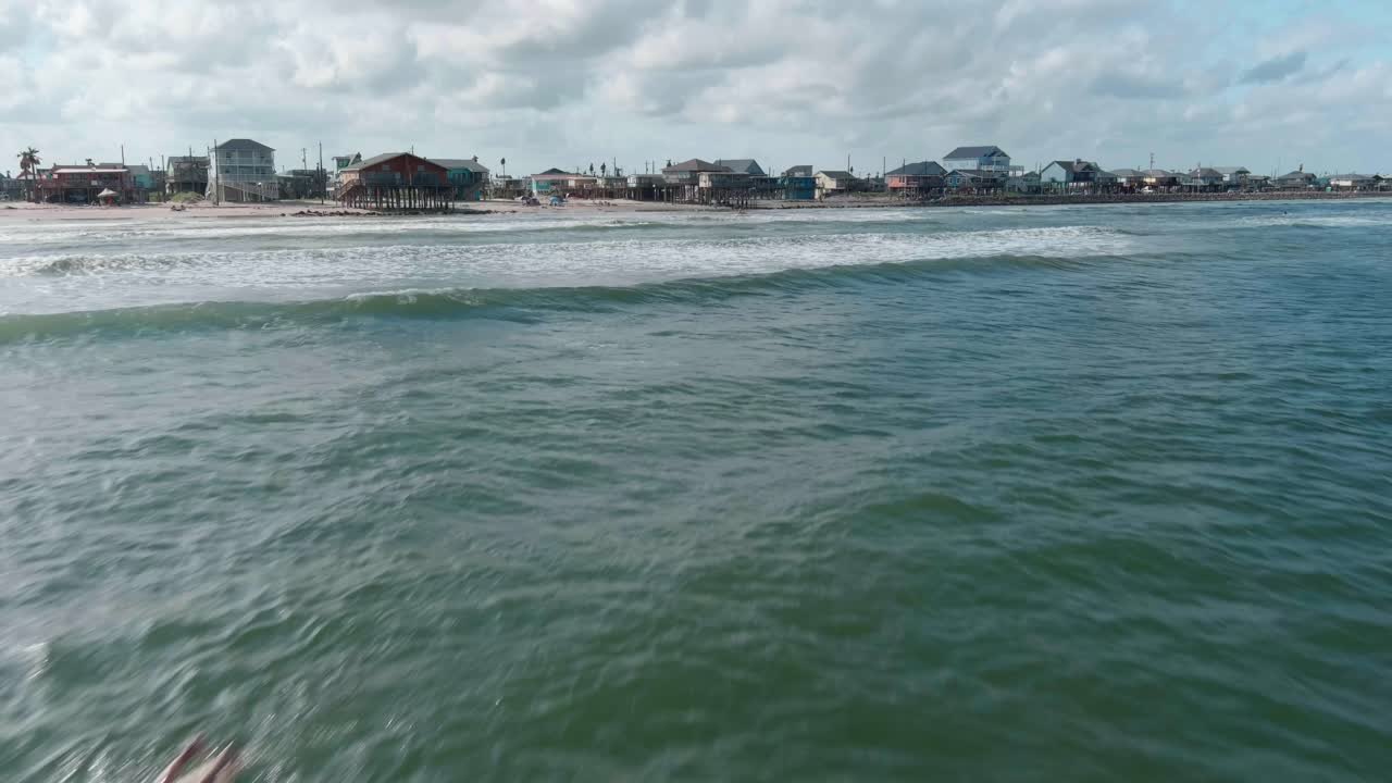 Lintuperspektiivikuva surffaajasta Meksikonlahdella, Lake Jacksonin rannikon edustalla Texasissa.