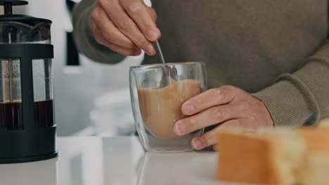 Café-Por-La-Mañana,-Bebida-Y-Hombre-Preparando-Bebida.