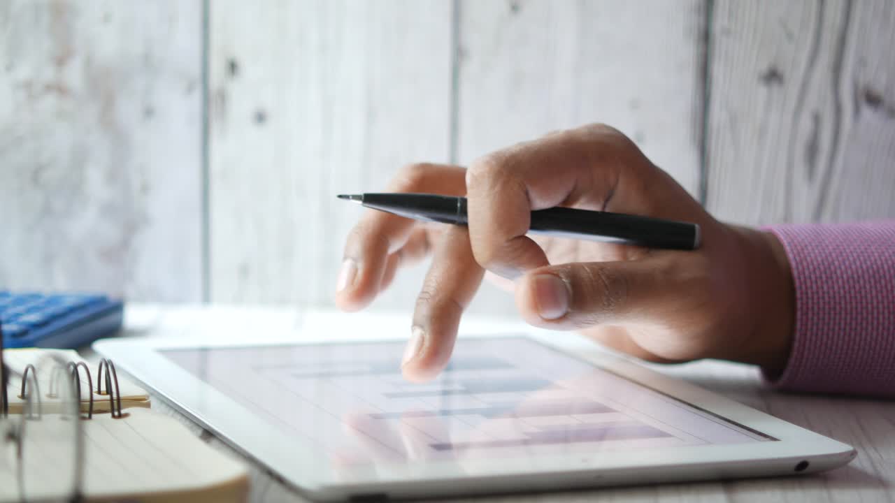 persona que utiliza una tableta con un bolígrafo