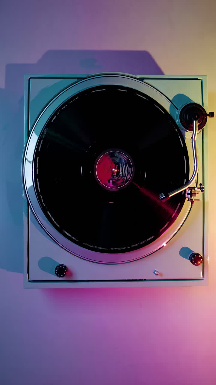 Vista dall'alto di un giradischi vintage con un disco in vinile, che evoca atmosfere video retrò