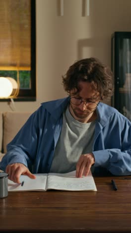 hombre estudiando en casa