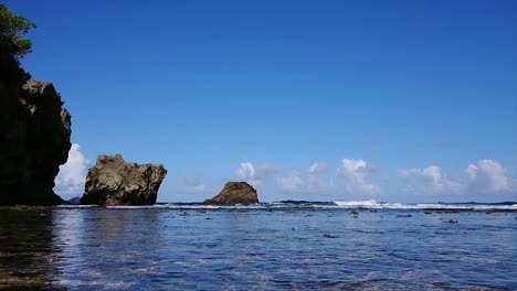 Tuyo-Ka-Bato-Significa-Tres-Rocas-Que-En-Realidad-Son-Arrecifes-De-Coral-De-Gran-Tamaño-Que-Se-Convirtieron-En-Tres-Islas-En-Las-Que-Se-Puede-Caminar-Cuando-Hay-Marea-Baja