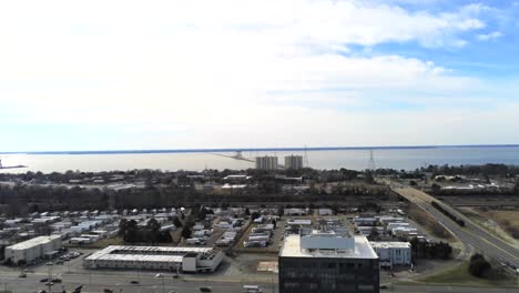 el cruce de mercury blvd y jefferson ave en newport news, virginia, que muestra el tráfico, el puente del río james y un edificio alto en primer plano