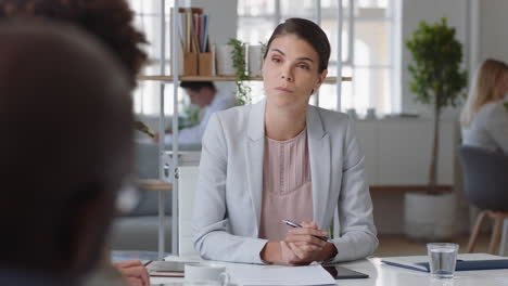 Hermosa-Mujer-De-Negocios-Líder-De-Equipo-Reuniéndose-Con-Colegas-Compartiendo-Ideas-Creativas-Para-Un-Proyecto-De-Inicio-Discutiendo-Estrategia-Corporativa-En-La-Sala-De-Juntas-De-La-Oficina