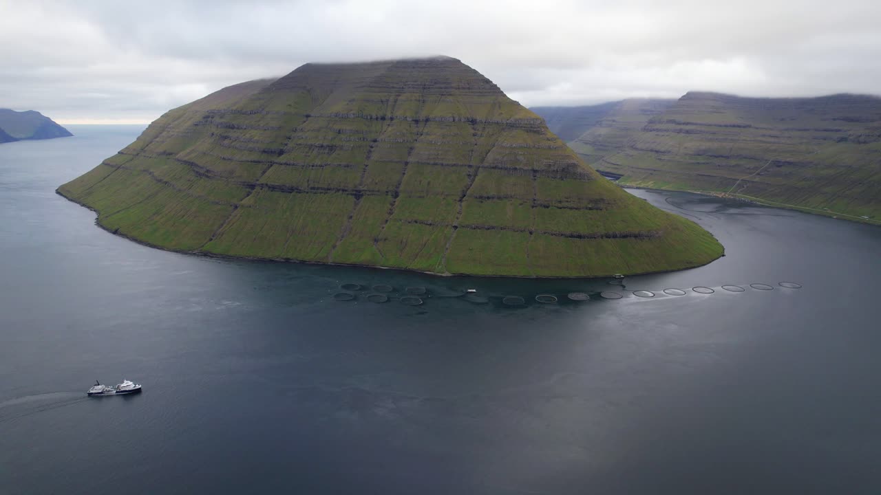 klakkur 산, bordoy 섬에서 물고기 농장을 지나가는 상업적인 어선