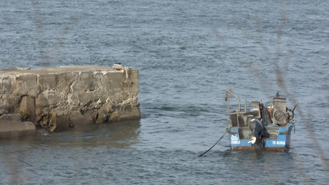 Ein-Kleines-Holzboot-In-Einem-Fluss