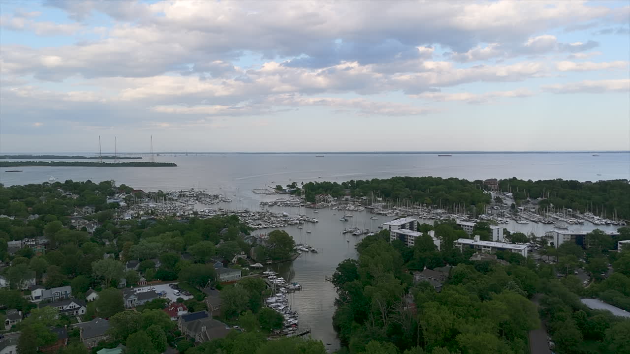 Vista aerea della Baia di Chesapeake e di un porto turistico sul fiume Severn, vicino ad Annapolis, Maryland