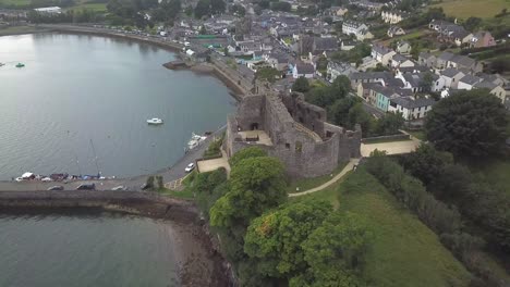 Point-Of-Interest-Drohnenaufnahme-Von-King-John-Castle-Mit-Carlingford-Town-Im-Hintergrund