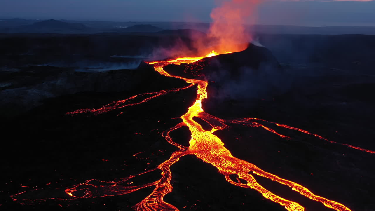 erupción volcánica con flujo de lava