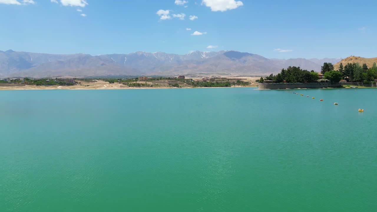 vista aérea del paisaje del lago en kabul, afganistán, cielo azul