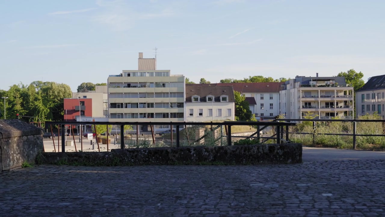 Utsikt fra den historiske festningen Ravelin V over dens steinmurer mot byarkitekturen i Saarlouis, Tyskland