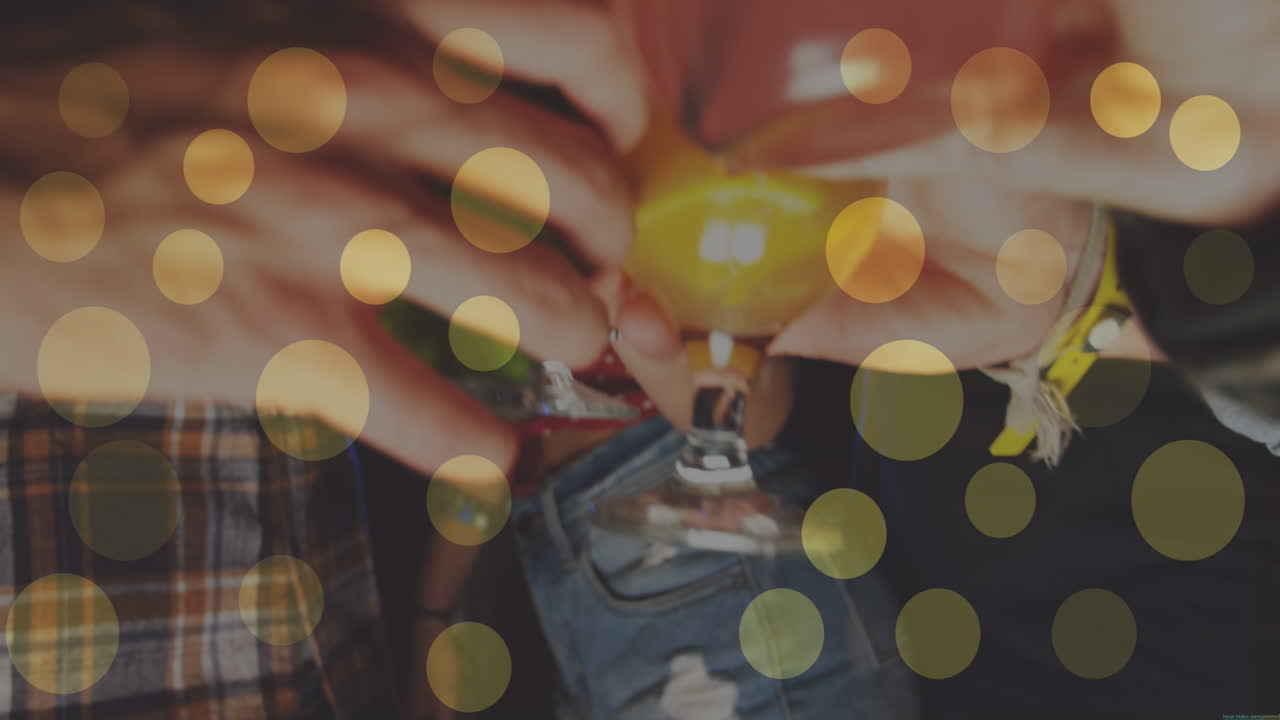 animación de luces amarillas brillantes sobre amigos divirtiéndose haciendo tostadas