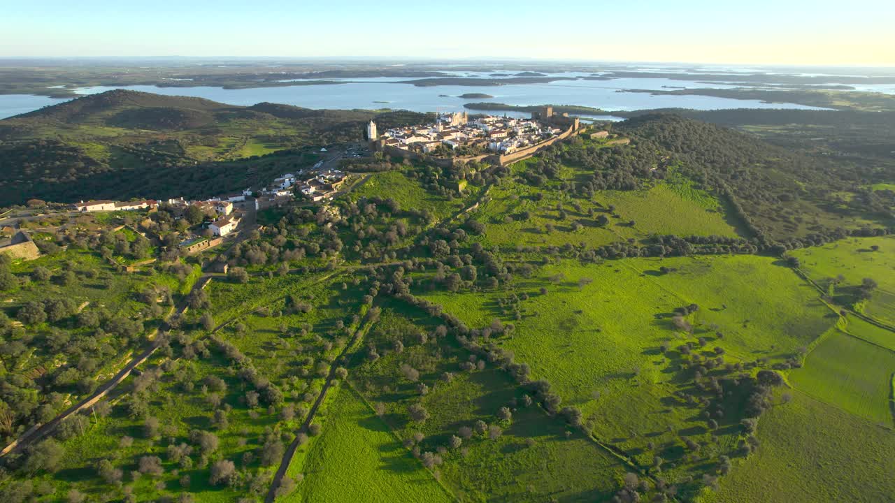 puesta de sol sobre el pueblo medieval de monsaraz