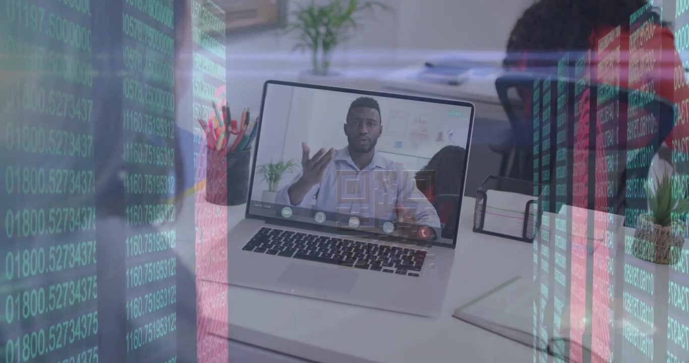 Animation af QR-kode og databehandling over mand, der bruger bærbar computer.