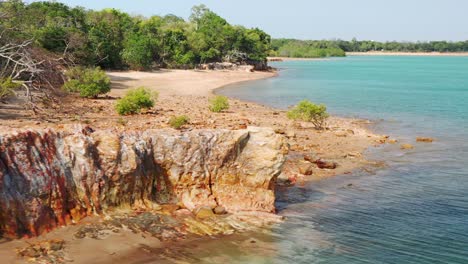 Acantilados-Rocosos-Sedimentarios-En-La-Reserva-Del-Punto-Este-De-Darwin-En-El-Territorio-Del-Norte,-Australia