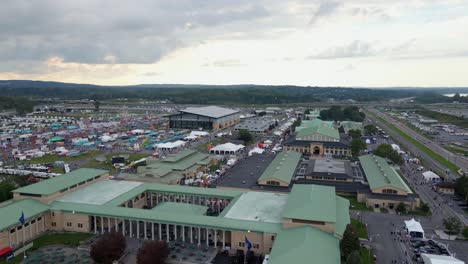 Vista-Aérea-De-La-Feria-Estatal-De-Nueva-York,-Puesta-De-Sol-En-Syracuse,-Ee.uu.---Pan,-Tiro-De-Drone