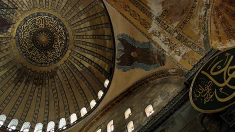 une église a un haut plafond en forme de dôme