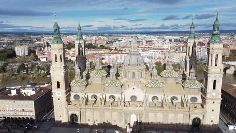 Luftaufnahme-Der-Stadt-Saragossa-Mit-Der-Basilika-Del-Pilar-In-Spanien