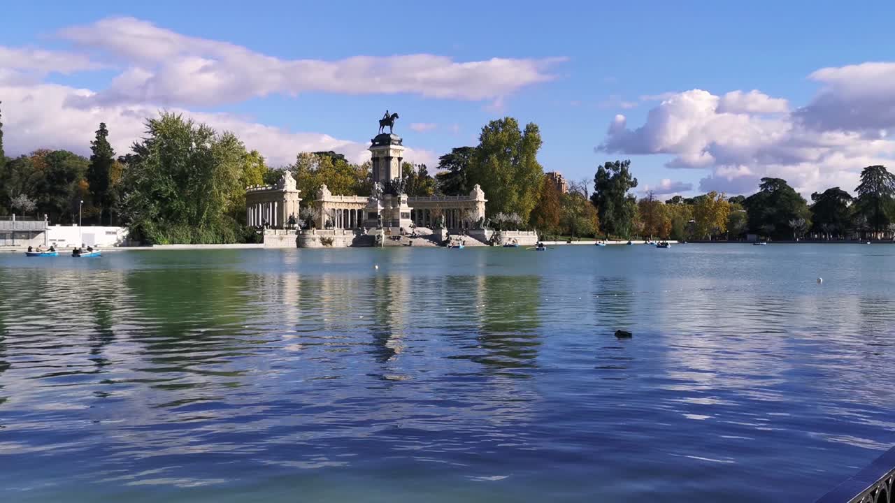 마드리드의 레티로 공원 가을 시즌