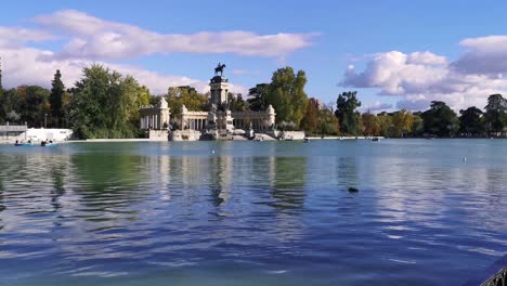 parque retiro en madrid en la temporada de otoño