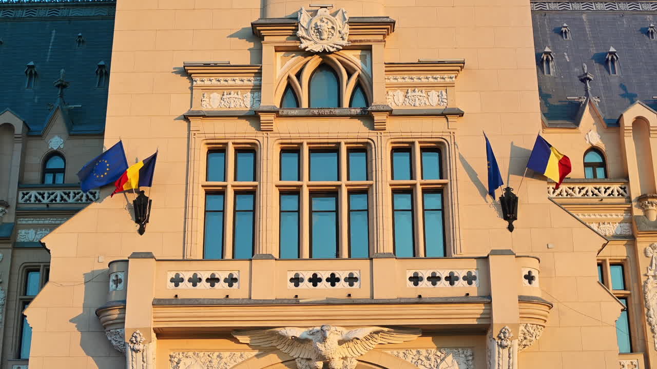 Vista aproximada da fachada do Palácio da Cultura no centro de Iasi ao pôr do sol, Romênia