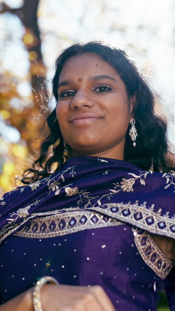 Ritratto di una donna in abiti tradizionali indiani