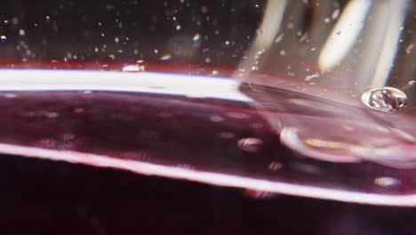 foto macro de tinta roja clara en agua que se mezcla