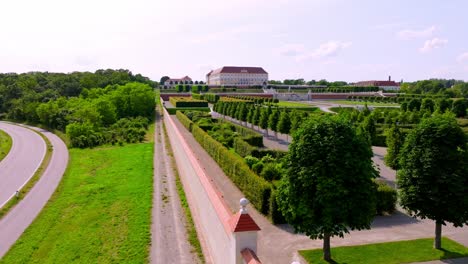 Ummauerter-Garten-Von-Schloss-Hof-In-Österreich-Im-Sommer