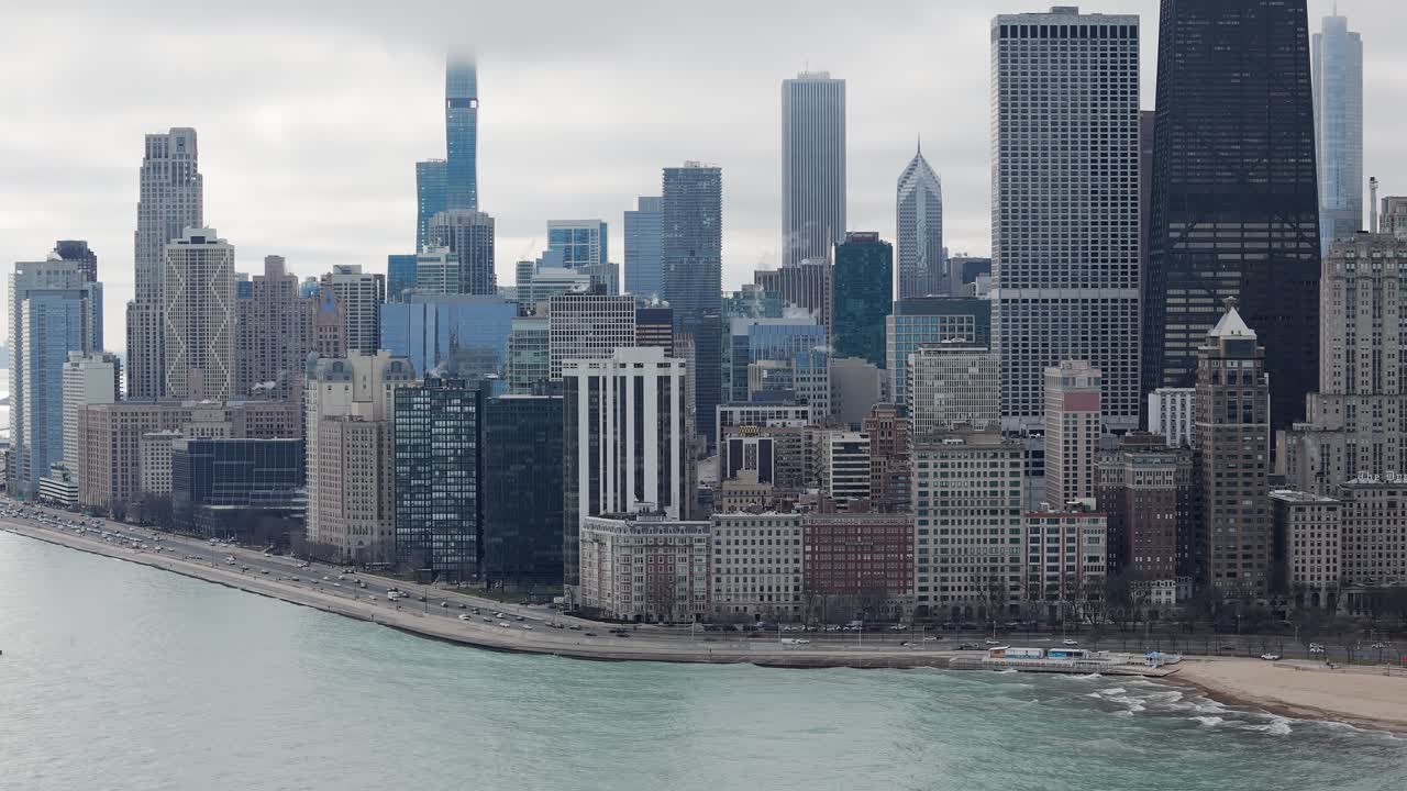 las cimas de los rascacielos envueltas en niebla en el centro de chicago