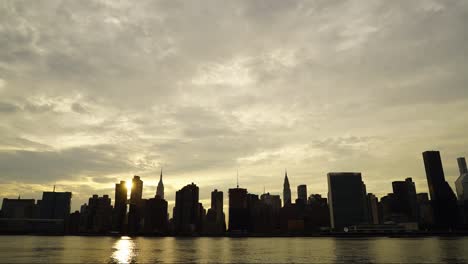 Skyline-Von-New-York-Im-Zeitraffer-Von-Staten-Island-Im-Morgengrauen