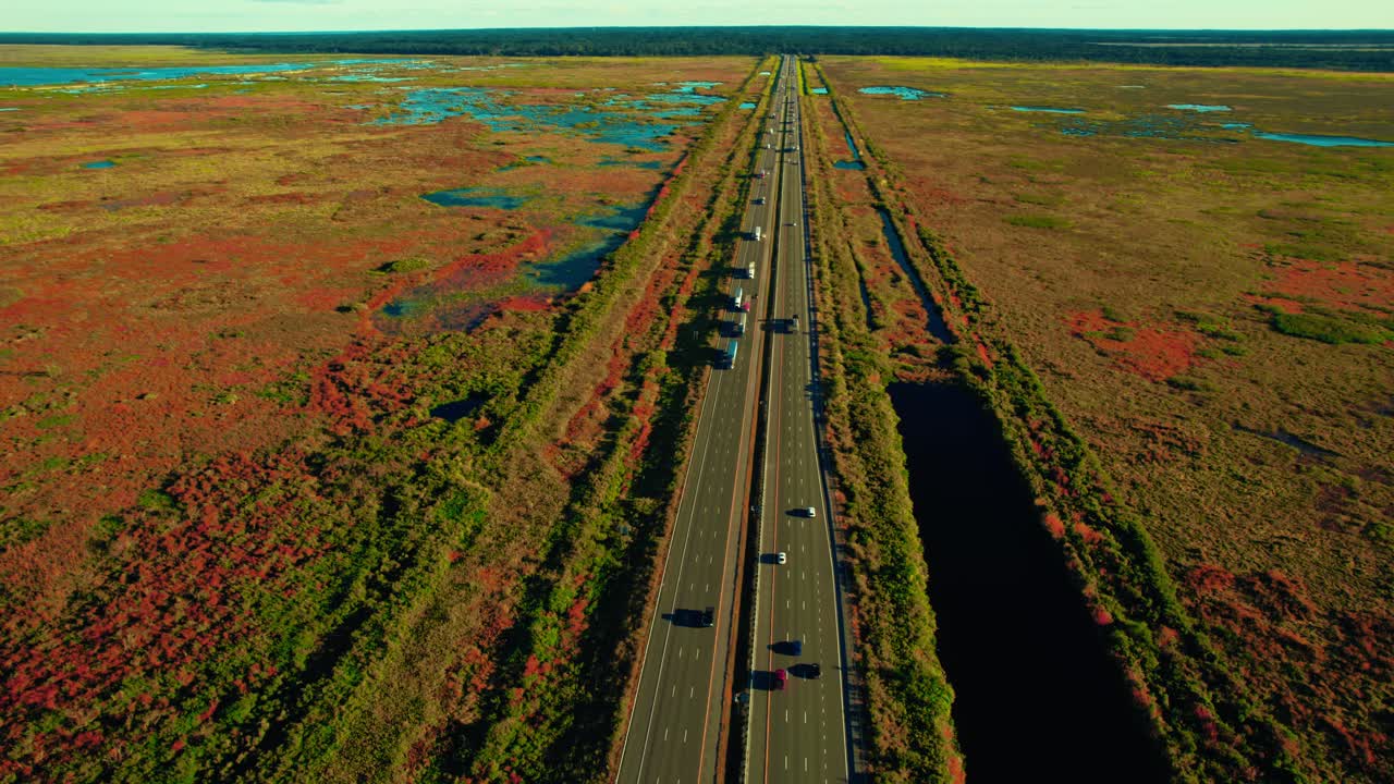 única órbita aérea de muchos conductores de camiones semi en la autopista i-75, gainesville, florida 32608